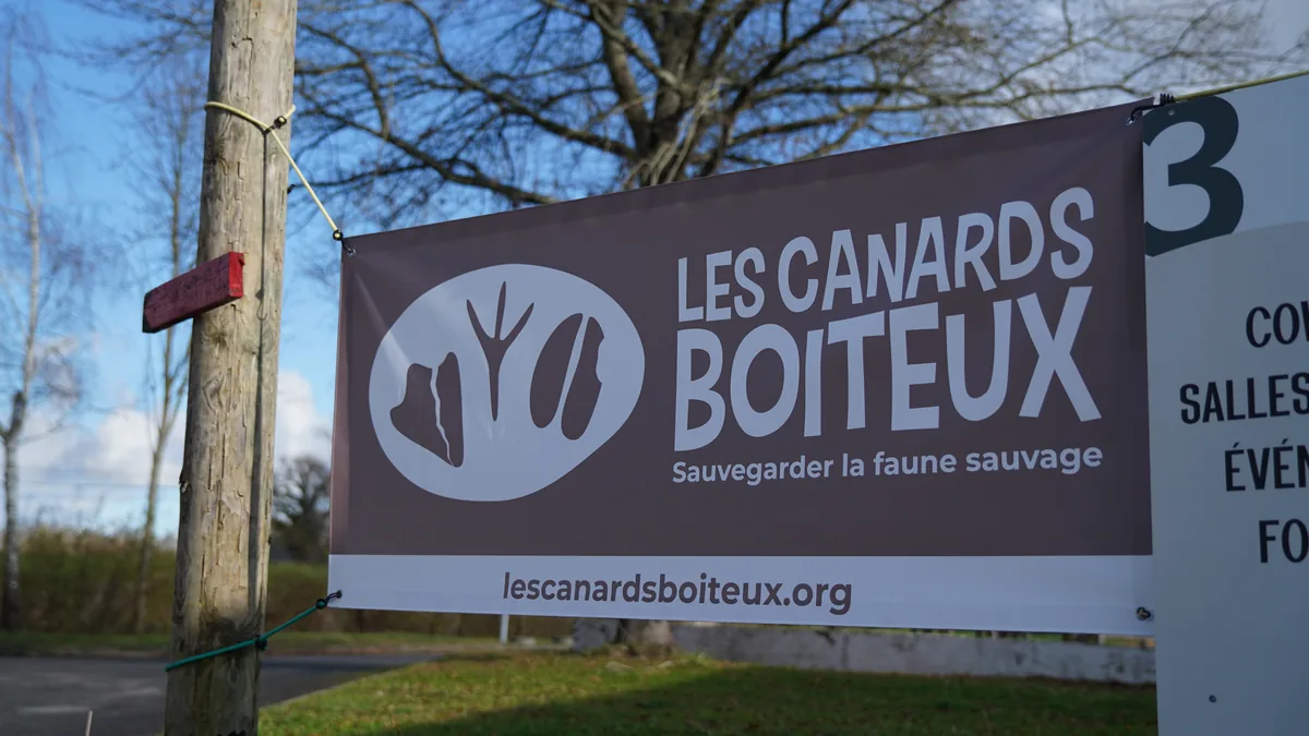 La banderole des Canards Boiteux à l’extérieur d’un bâtiment
